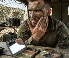 camouflage militaire visage en application