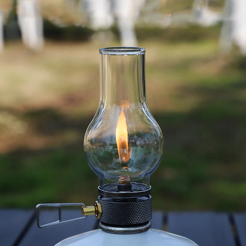 lampe à gaz portable de camping en situation outdoor