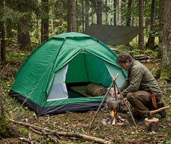 Tente de survie bushcraft montée en forêt