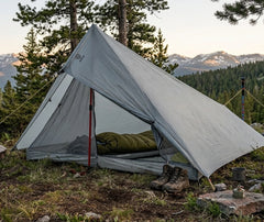 Tente tipi de survie montée en extérieur