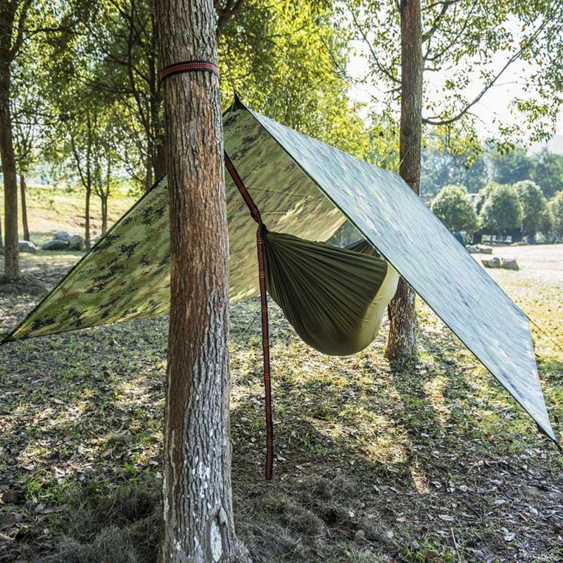 Bâche de survie militaire montée en abri