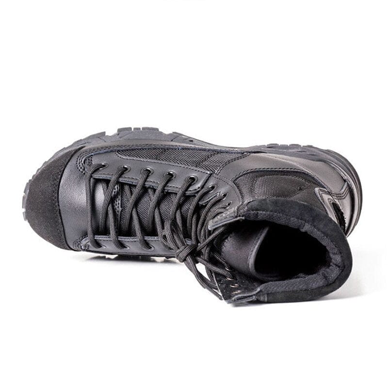 chaussure de randonnée haute noire semelle crantée