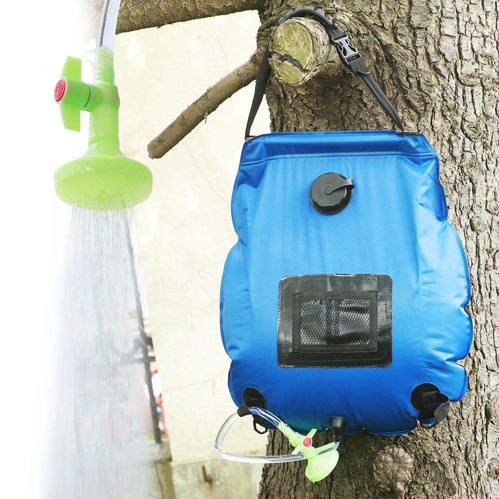 douche solaire de randonnée remplie d'eau