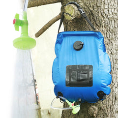 douche solaire de randonnée remplie d'eau
