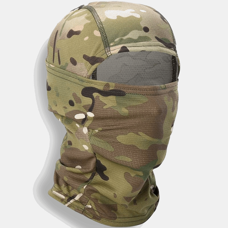cagoule camouflage multifonction portée en extérieur