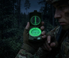 boussole militaire fluorescente en main