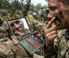 palette de maquillage militaire ouverte