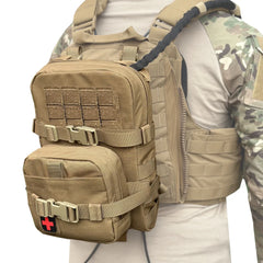 pack d'hydratation pour gilet tactique porté sur le dos