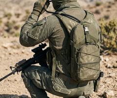 sac à dos militaire minimaliste porté sur le dos