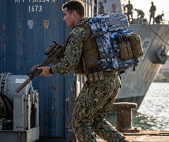 sac à dos militaire marine porté sur le dos