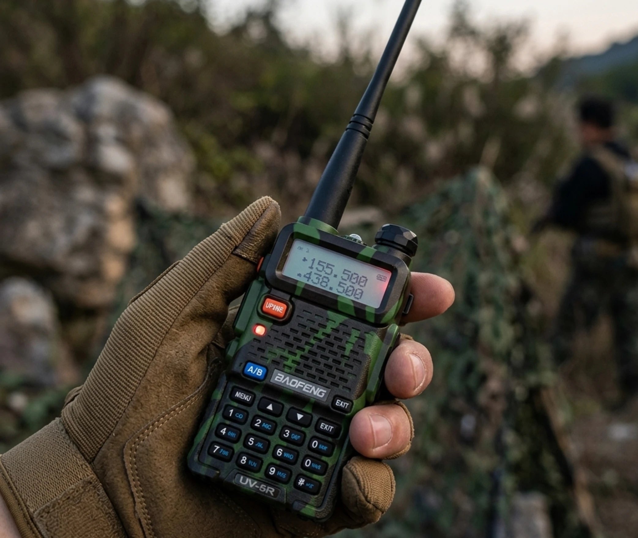 talkie walkie camouflage en situation outdoor