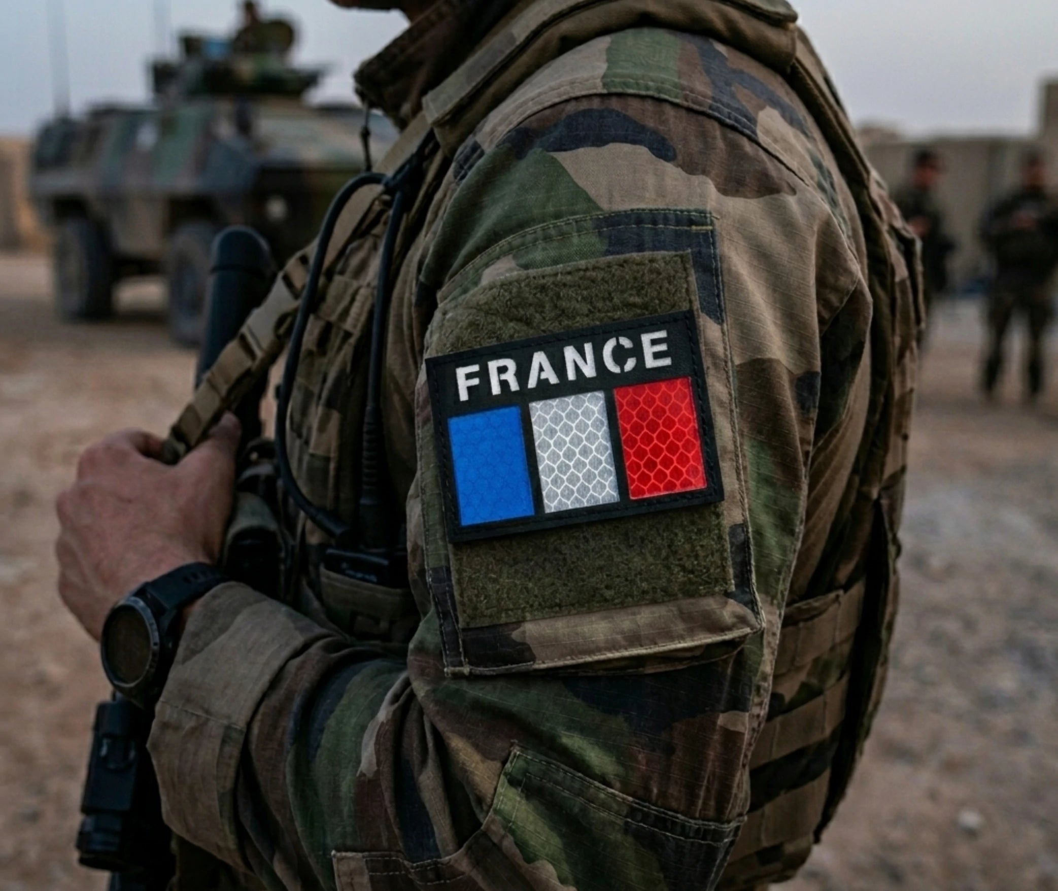 écusson armée française fluorescent porté sur uniforme