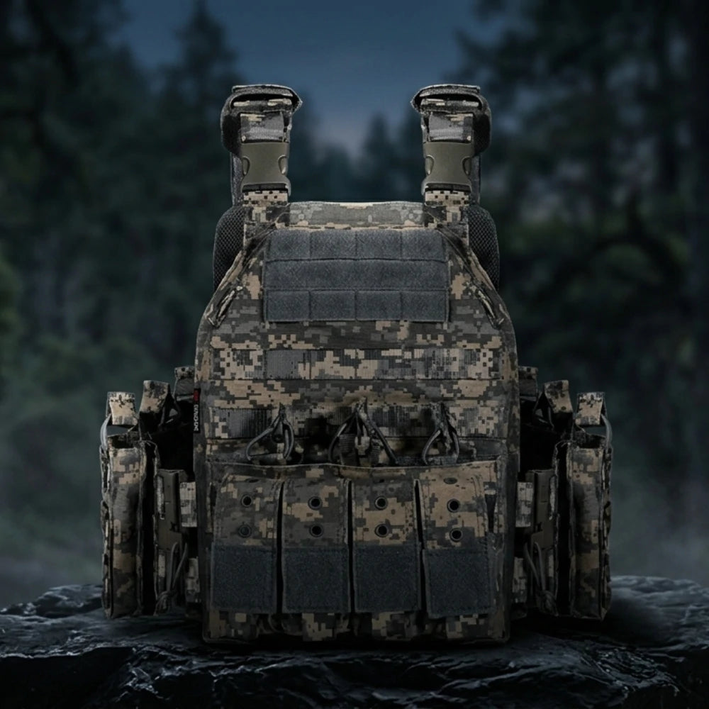 Gilet tactique force spéciale posé sur un rocher en forêt sombre.