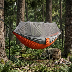 Hamac survie 2 minutes suspendu entre deux arbre dans une forêt 