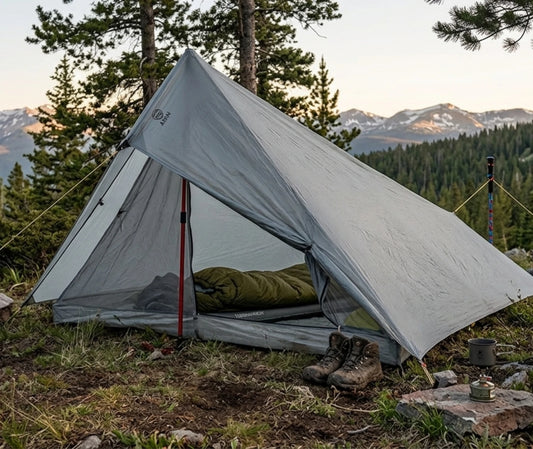 Tente tipi de survie montée en extérieur
