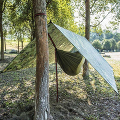 Bâche de survie militaire montée en abri