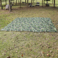 Bâche de survie militaire en forêt