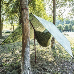 Bâche imperméable de survie montée en abri