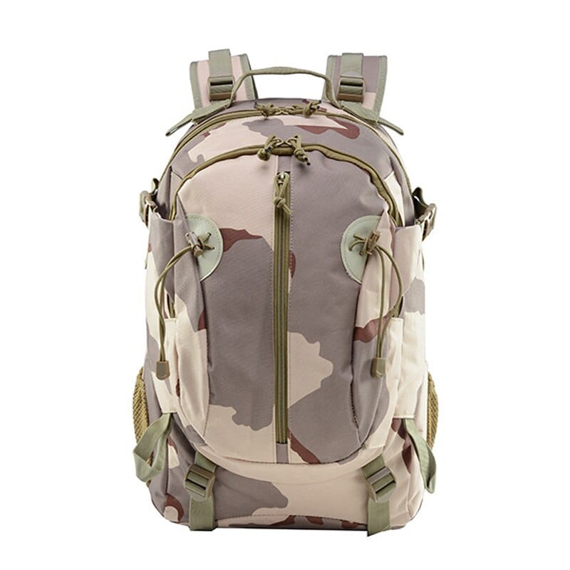 sac à dos camouflage militaire porté en randonnée
