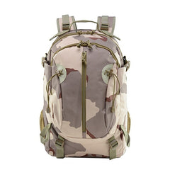sac à dos camouflage militaire porté en randonnée